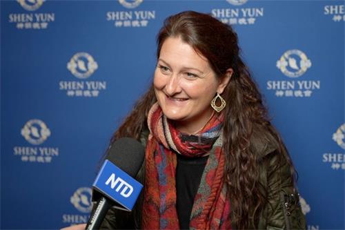 '图6:匹兹堡交响乐团资深中提琴手玛丽莲·金格拉斯·罗伊(Marylene Gingras-Roy)表示,神韵音乐和舞蹈极其美丽。(新唐人电视台)'