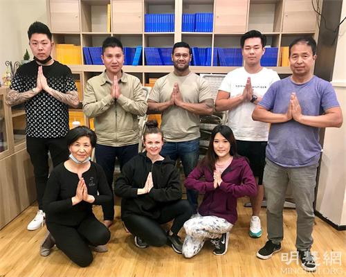 '图1:部份参加九天班的新老学员恭祝师尊过年好!'