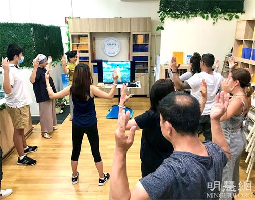 '图2:参加九天班的新学员正在学习法轮大法第二套功法'