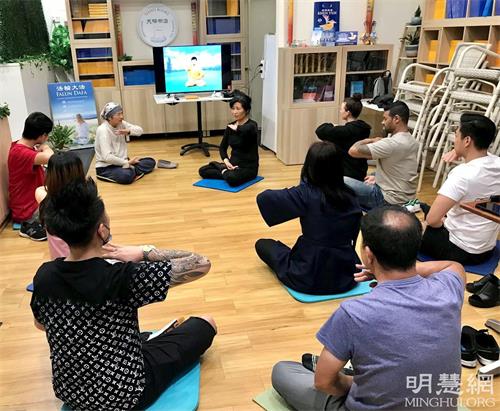 '图3:新学员正在学习法轮大法第五套功法'