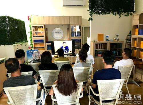 '图4:参加英文九天班的新老学员在聆听李洪志大师讲法'