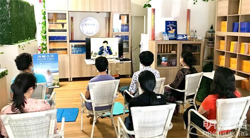 '图5:参加第一期中文九天班的新老学员在看师父讲法录像'