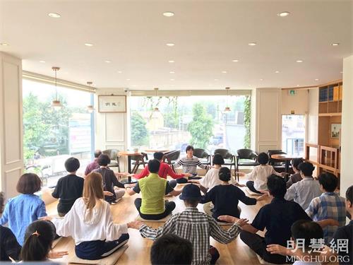 图3:二零一九年七月份九天班(上午班),新学员正学炼第五套功法——神通加持法。