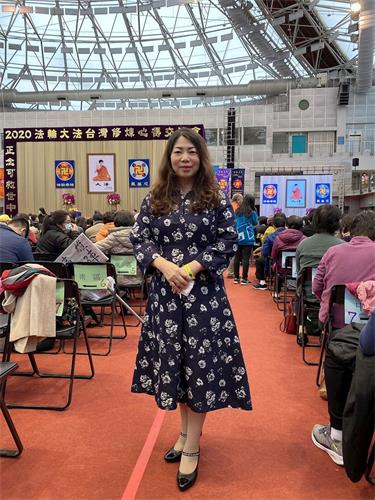 '图1:秀梅分享小叔一家三口感染肺结核,因诚心念“法轮大法好,真善忍好”一个晚上即康复的故事。图为秀梅参加二零二零年在台北举办的“台湾法轮大法修炼心得交流会”。'