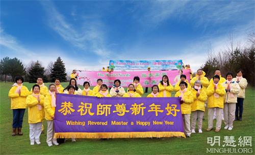 '图2:多伦多唐人街退党服务中心学员恭祝师父新年好!'