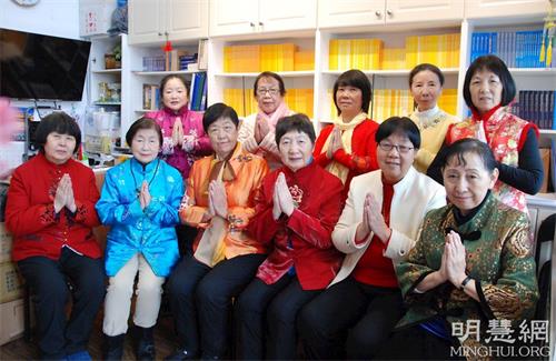 '图8:王奕(前排右二)和太古真相点的同修一起恭祝师父新年快乐!'