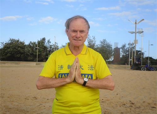 '图9:法轮功学员盖瑞・卡恩斯(Garry Kearns)恭祝师父过年好。'