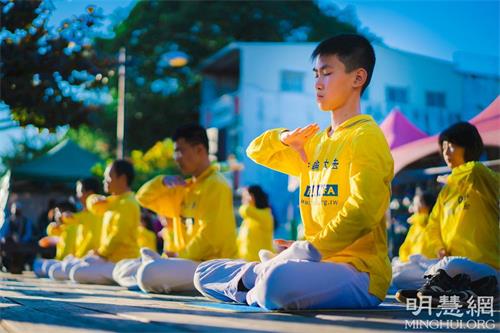 '图1~4:二零二二年一月一日和二日,连续两天年假,台湾台南部份法轮功学员在成功大学榕园和人潮很多的安平古堡,演示祥和优美的五套功法。吸引不少游客关注。'