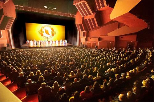 '图1:二零二一年十二月三十日至二零二二年一月一日,神韵国际艺术团跨年、在加州橙县柯斯塔梅莎表演艺术中心上演四场演出,均大爆满。图为十二月三十日晚首场演出爆满盛况。(大纪元)'