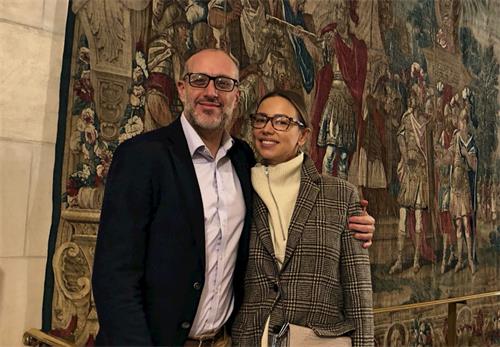 '图6:艾伯维(AbbVie)医疗总监费德里科·英诺森蒂(Federico Innocenti)博士和妻子尤利娅·多布罗沃尔斯卡娅(Yuliya Dobrovolskaya)观赏了一月二日,神韵纽约艺术团在旧金山歌剧院的演出。(明慧网)'