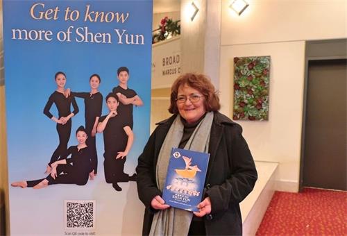 '图10:二零二二年一月二日下午,戴安·里希特(Diane Richter)观看了神韵新纪元艺术团在威斯康星州密尔沃基市马库斯表演艺术中心的演出后,惊喜地发现困扰她半生的疼痛消失了。(大纪元)'