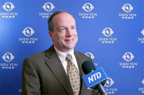 '图11:二零二一年十二月三十一日,约翰·胡德(John Hood)在北卡州杜克能源中心罗利纪念礼堂(Raleigh Memorial Auditorium Duke Energy Center)观赏了神韵世界艺术团在当地的首场演出后,对舞蹈所展现的内涵赞叹不已。(新唐人电视台)'