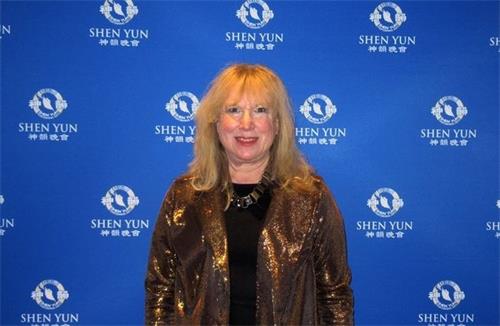 '图12:房地产集团CEO莎朗·麦克莱特(Sharon McCright)在观赏神韵后感动地说:“演出美不胜收,音乐把你带入另一时空,就像到了人世之外。”(大纪元)'