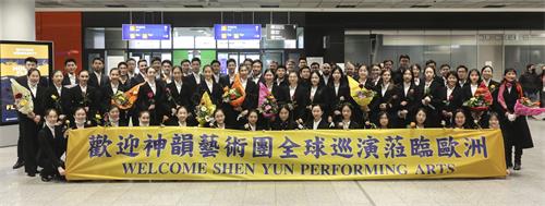 '图13:二零二二年一月五日当地时间中午,神韵环球艺术团抵达德国法兰克福国际机场,开启2022欧洲巡回演出。(大纪元)'