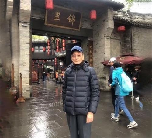 '图:九十岁高龄的国田老先生,因诚念九字真言,和家人一起见证了法轮大法带来的奇迹。'