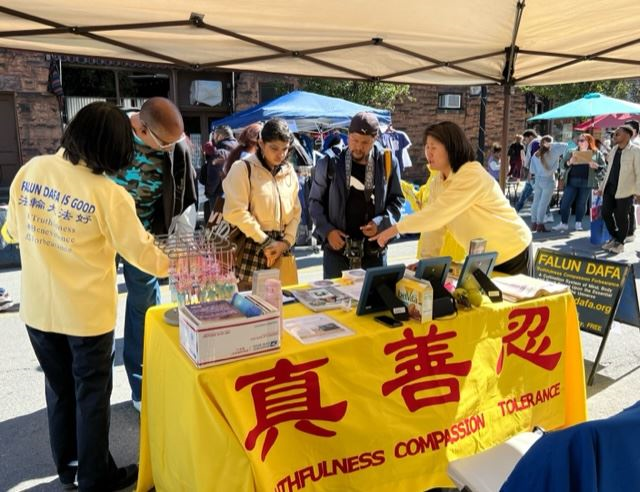'图2~4:二零二二年九月二十四日,在美国纽约首府奥伯尼的云雀街艺术节上,法轮功学员在给民众讲真相并征签反迫害。'
