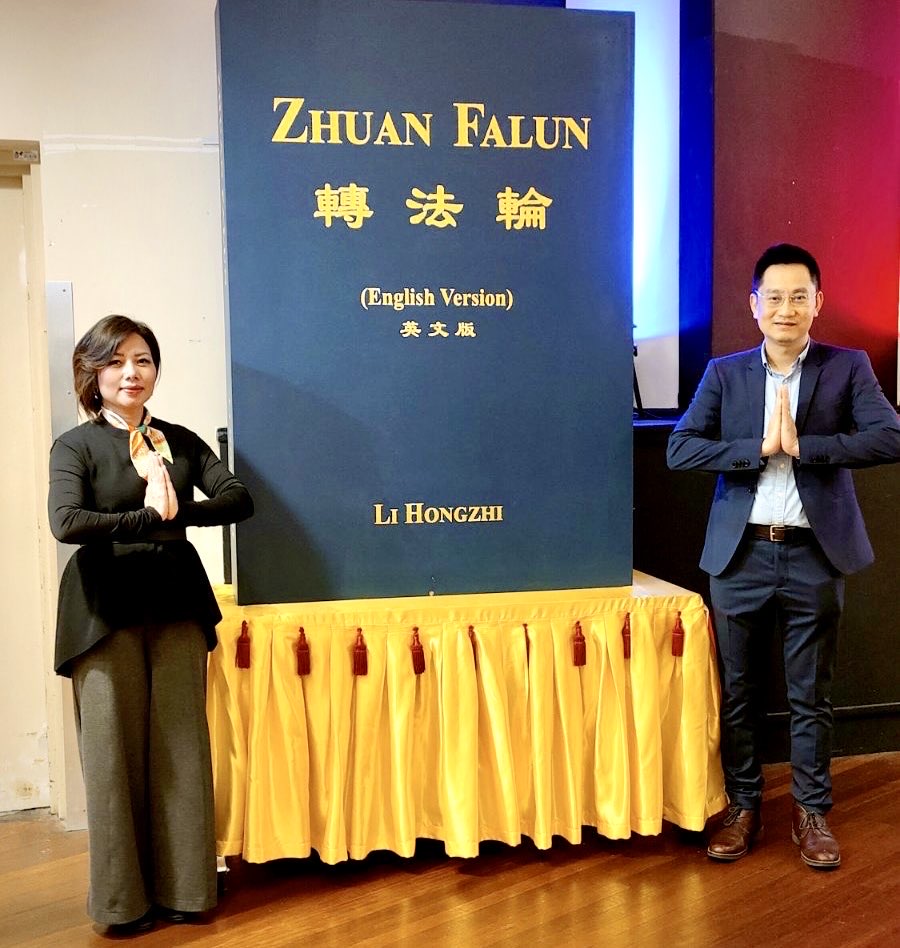 图10:墨尔本一家理疗诊所的老板、墨尔本的越裔学员梅(Mai)和丈夫同修洪(Hong)。