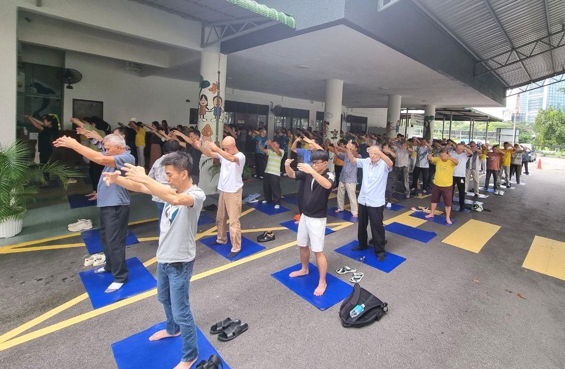 '图1~2:二零二二年十月八日至十日,马来西亚部份法轮功学员来到八打灵再也水晶皇冠酒店举办集体学法。图为十月八日下午,在集体学法开始前,部份学员集体炼功。'