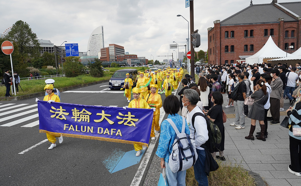 图5~12:二零二二年十月十六日,日本法轮功学员在横滨市内行进的游行队伍