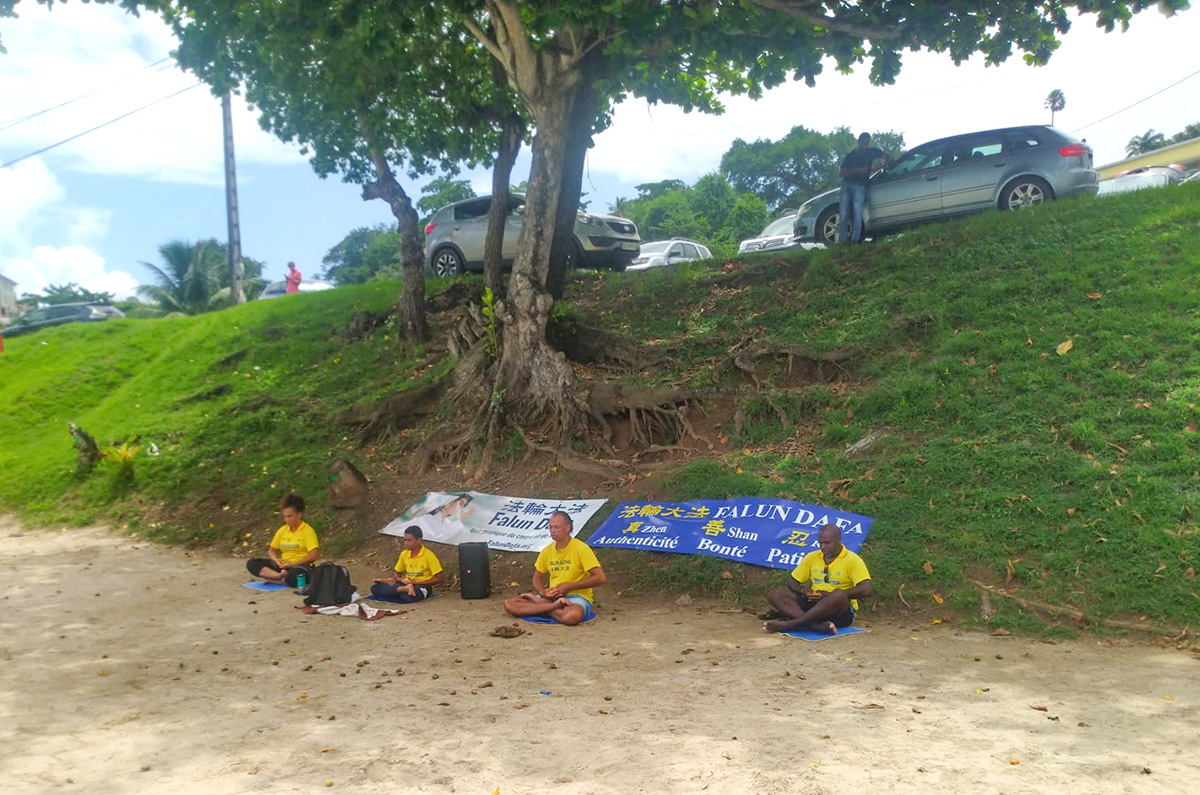 图4:在特里尼泰(Trinité)的葡萄苗(Des raisiniers)海滩炼功点,法轮功学员在炼第五套功法。