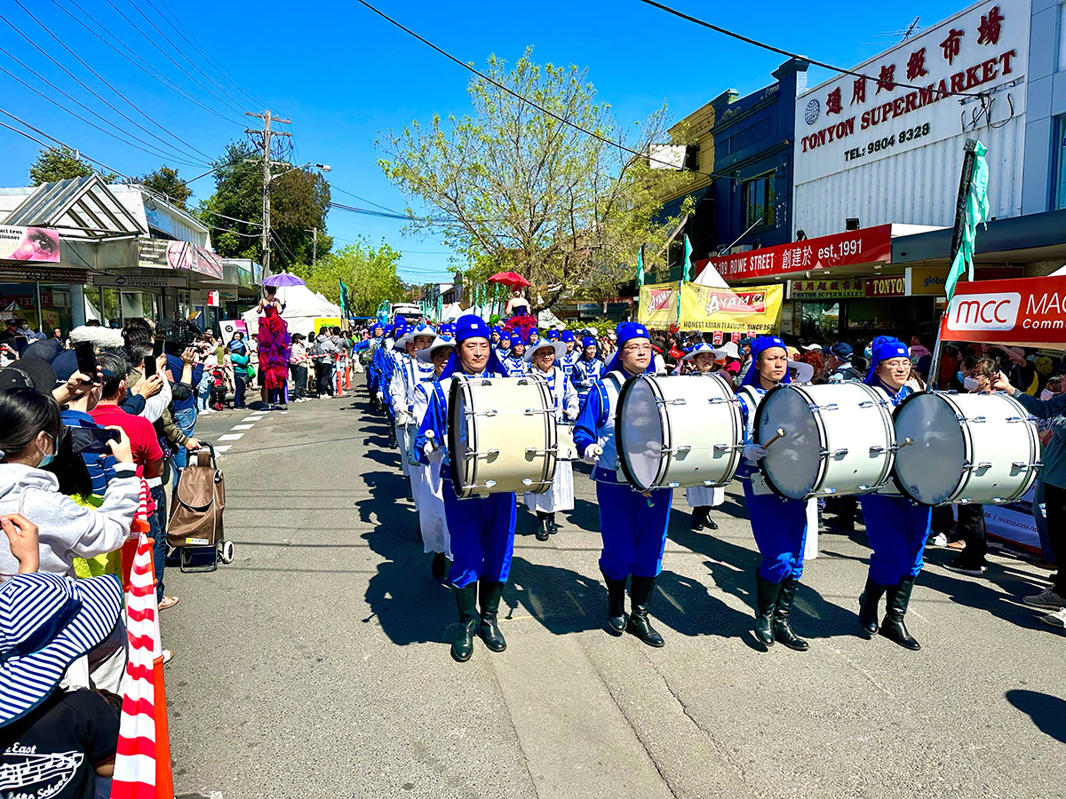 图1~2:悉尼法轮功学员参加青苹果节(Granny Smith Festival)游行,受到民众欢迎和赞赏。