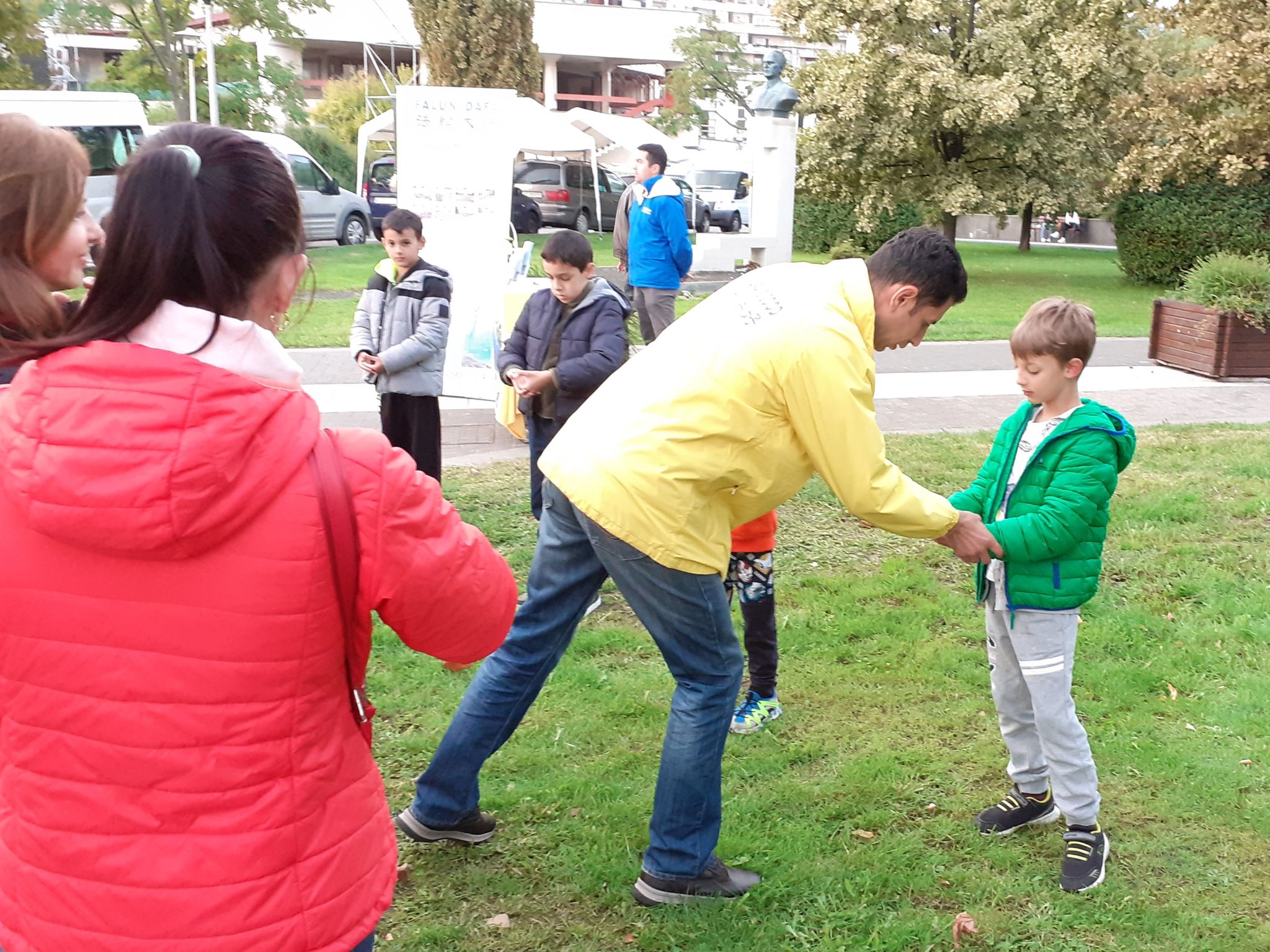 图4:孩子们在学功