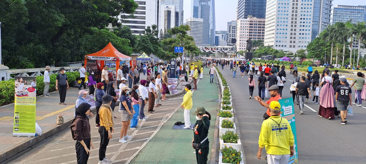 图1~3:在雅加达商业中心无车日的道路上,展示法轮大法功法,吸引民众的关注