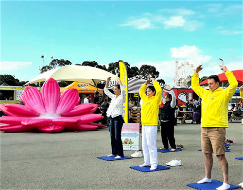 图6~7:法轮功学员们在展位前演示五套功法