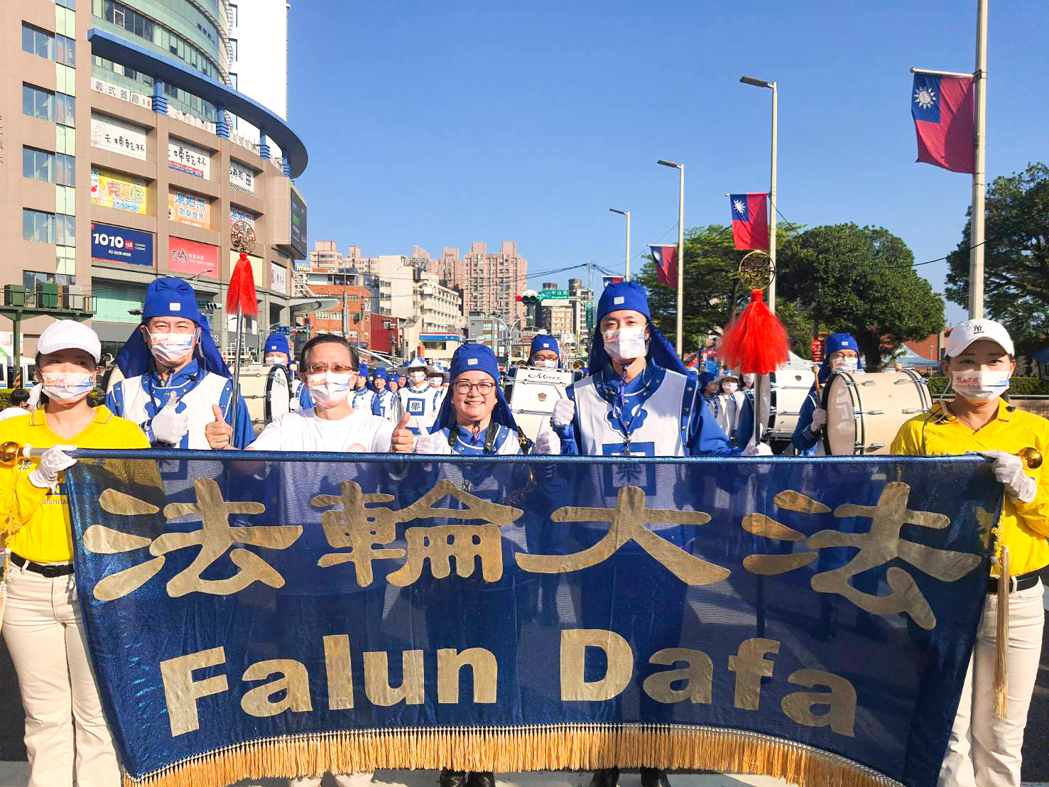 图5:淡水区巫宗仁区长(左三)感谢天国乐团参加淡水艺术节。