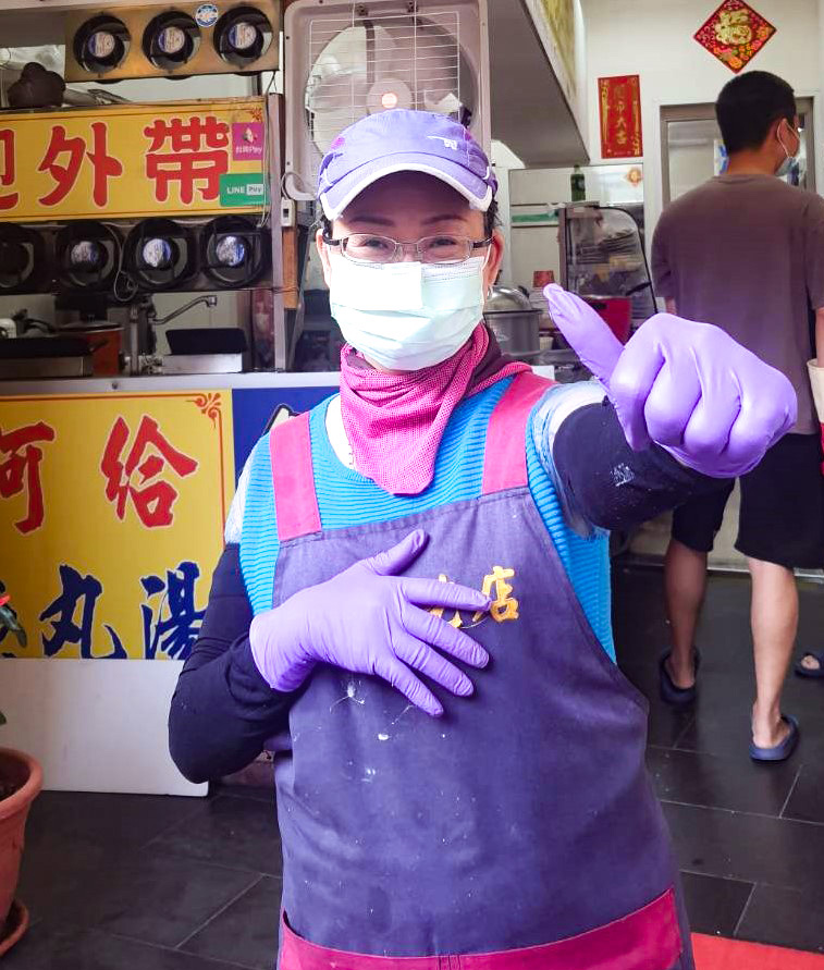 图7:店主李女士竖大拇指赞扬真善忍