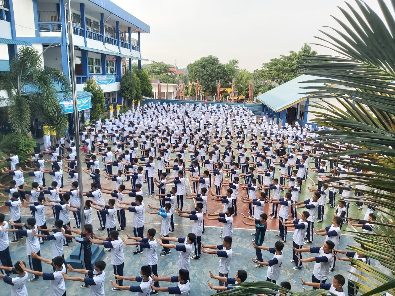 图1~2:约六百余名巴丹岛第42国立初级中学(SMPN 42)的师生们集体学炼法轮功