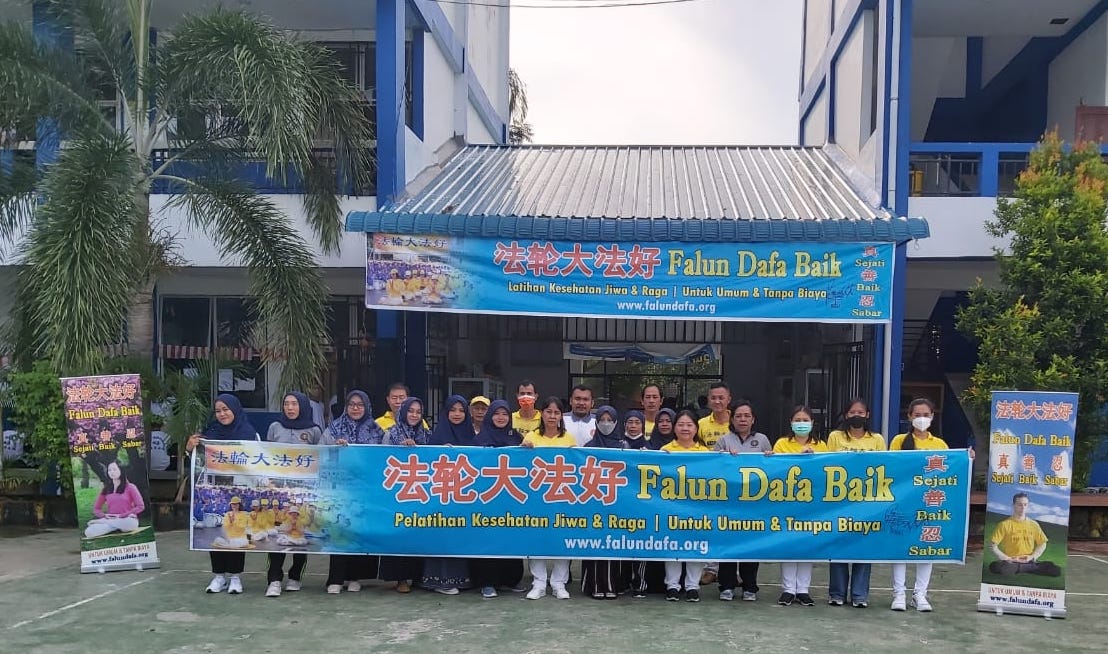 图4:活动结束后,法轮功学员和巴丹岛第42国立初级中学(SMPN 42)的教师们合影。