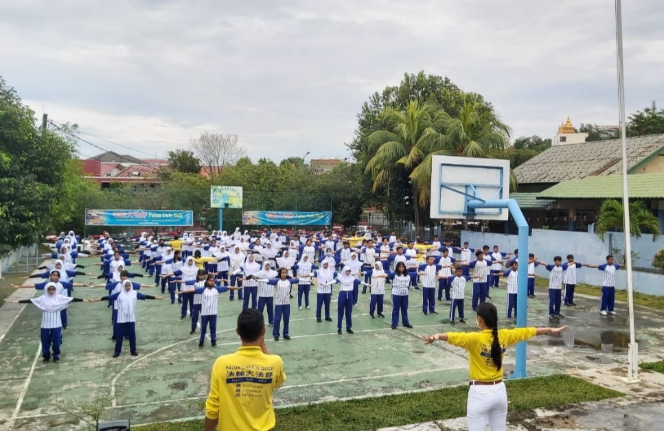 图5:巴丹岛卡尔蒂尼第二初级中学的学生参与学炼法轮大法。