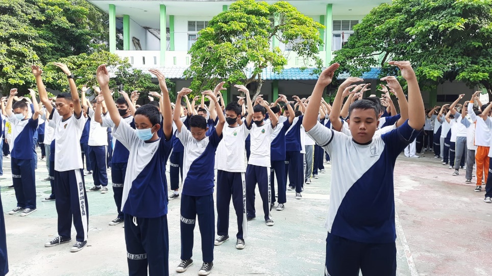 图7~8:巴丹岛第31国立初级中学(SMPN 31)师生集体学炼法轮功。