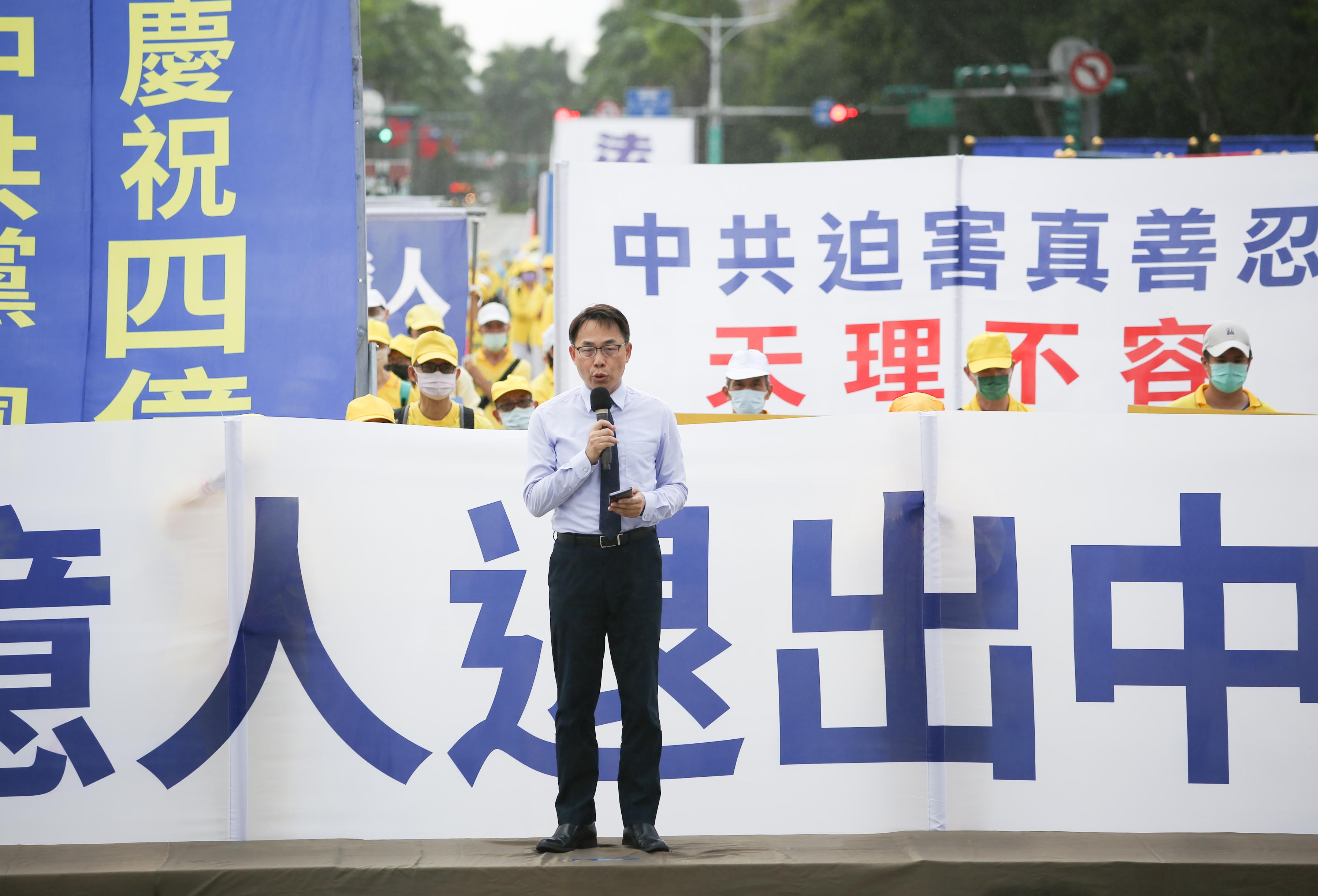图3:台湾退党服务中心协调人刘秉华在集会上发言。
