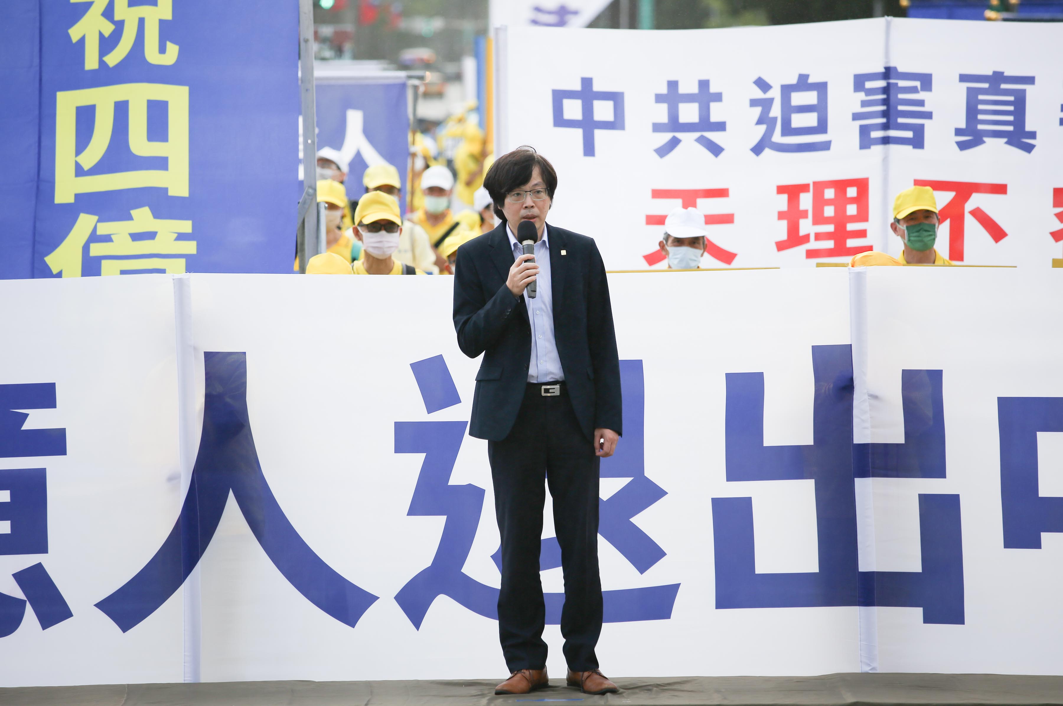 图5:台湾基进中央党部秘书长王兴焕在集会上发言。