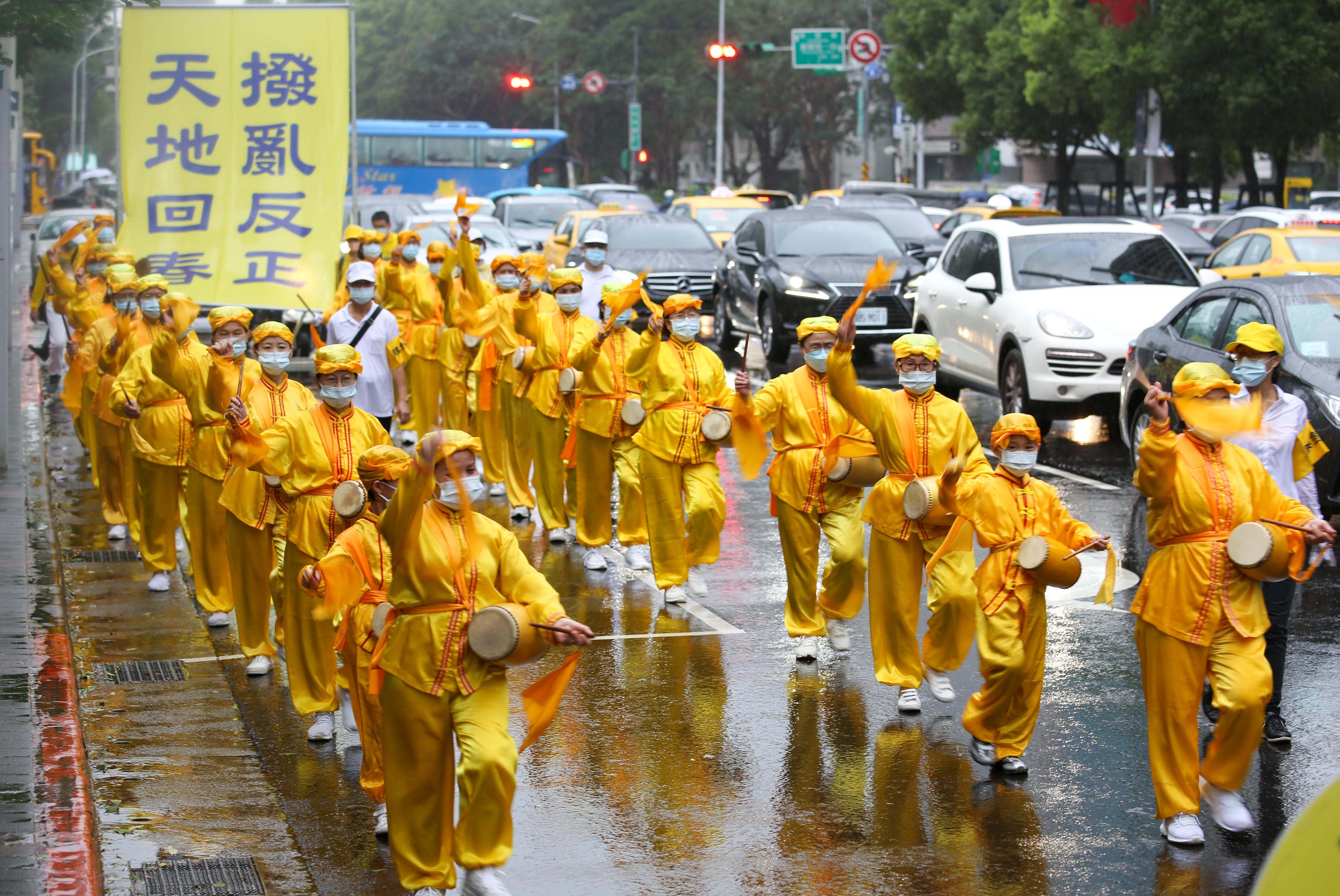 图1~6:二零二二年十月二十二日下午,台湾逾千名法轮功学员与各界在台北举办“全球庆祝四亿人三退”游行。图为游行队伍。