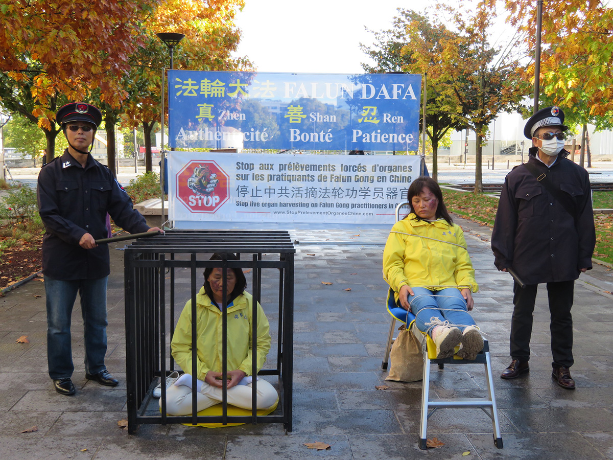 图2:法轮功学员的模拟酷刑真人展示,揭露中共对法轮功的迫害罪行。