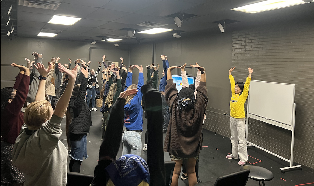 图5~6:法轮功学员来到大学世界宗教课堂上,介绍法轮功和并当场教功。