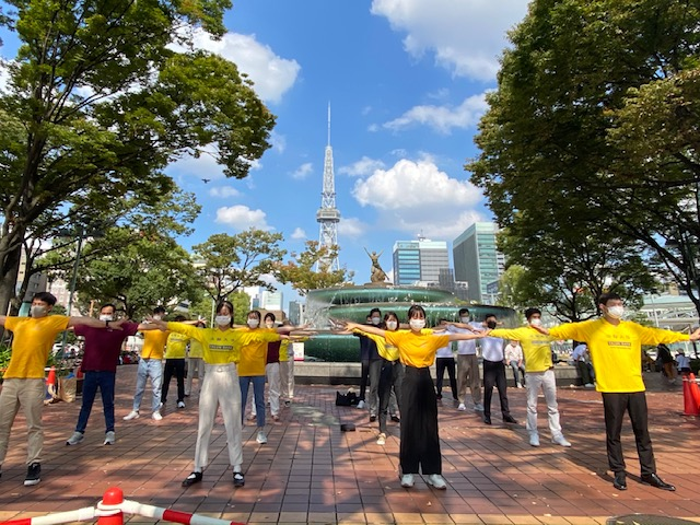 图1~2:2022年10月16日,法轮功学员们在名古屋市庆期间在名古屋市中心荣(Sakae)喷水池附近炼功