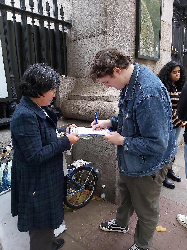 图2:大英博物馆外,英国伦敦大一学生签名响应反迫害