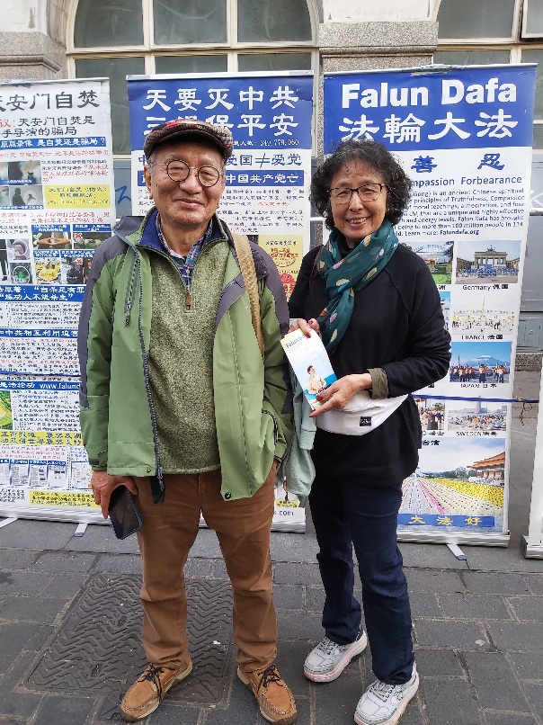 图4:旅美华人夫妇支持法轮大法真、善、忍的价值