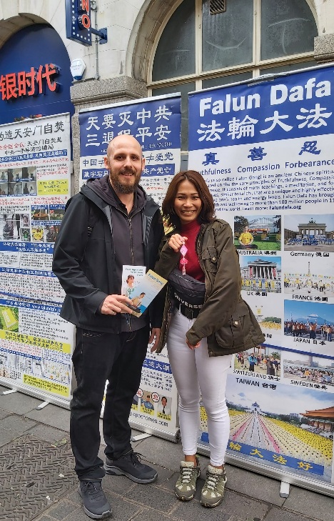 图6:长期关注中国动态的这对曼谷来的夫妻,签名支持停止迫害及器官活摘