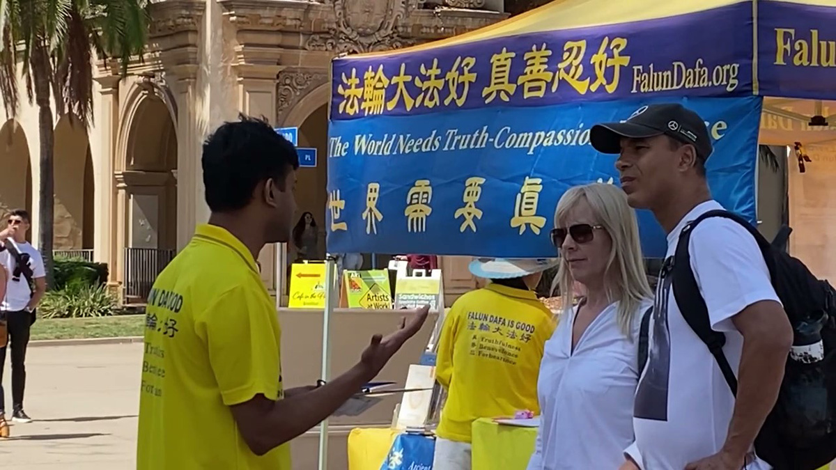 图10:游客了解中共迫害法轮功的真相。