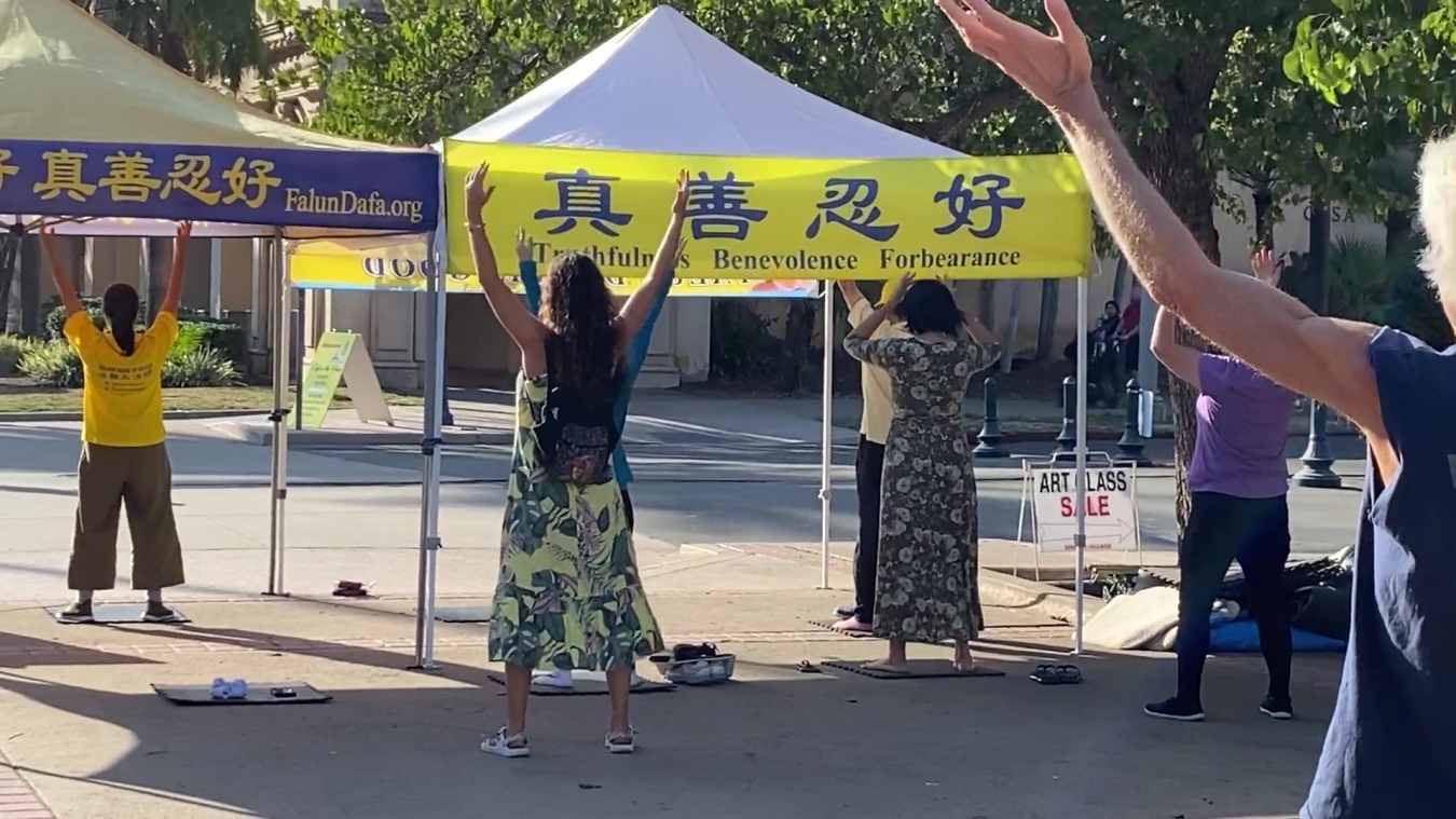 图14:游客在场主动学习法轮功五套功法。