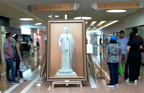 图3:二零二二年三月,真善忍美展在尤尼森特罗(Unicentro)购物中心举办。