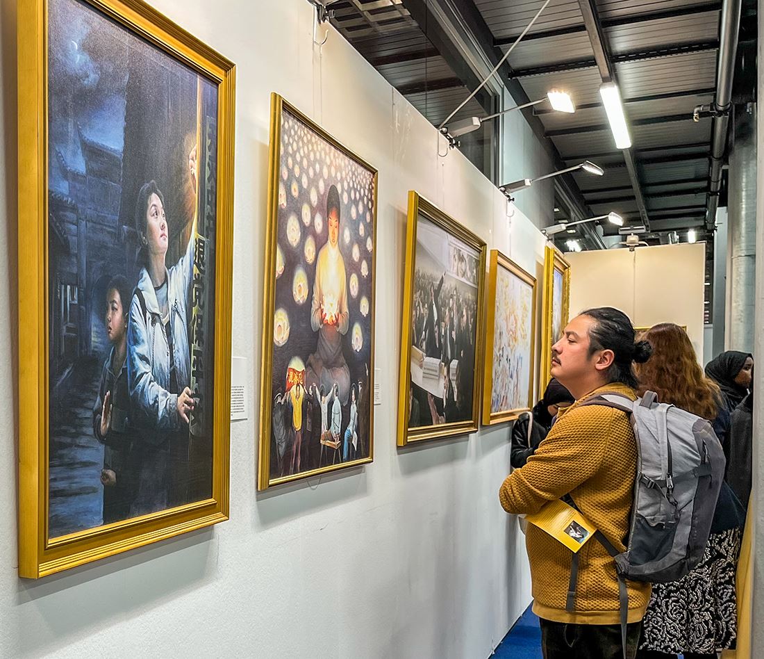 '图1~4:展会期间来画展展位参观的人们专注地聆听关于作品所表达的深意,主动想更多了解法轮功真相。'