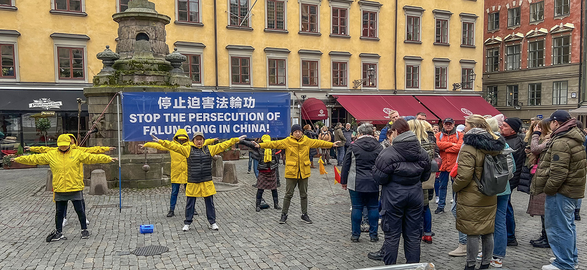 图2:学员们伴随着炼功音乐,展示舒缓的五套功法,吸引着众多参观者驻足观看。