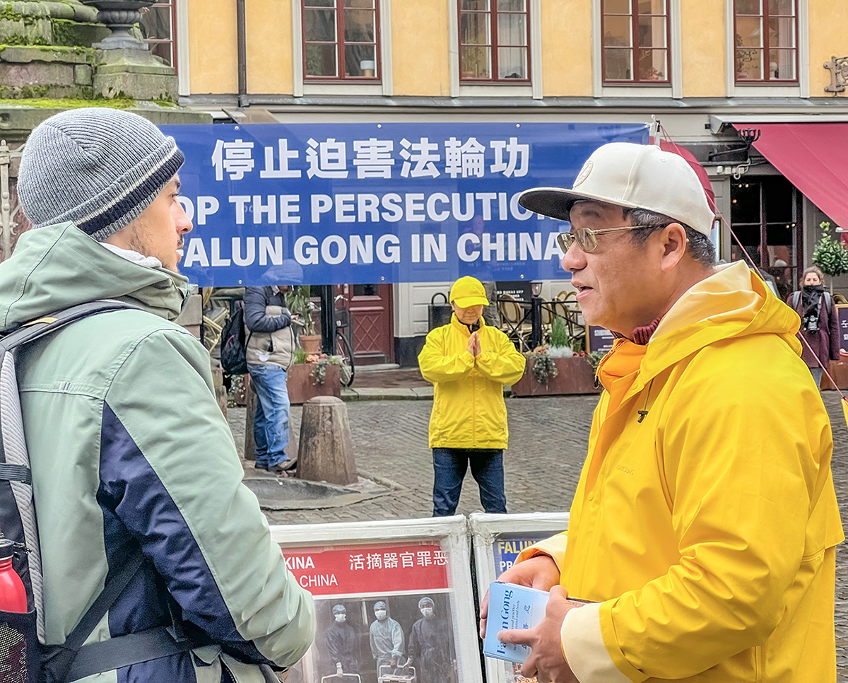 图8:来自意大利的约翰(左)和学员交谈详细了解更多详情,明白真相后他认为法轮功非同一般,一定要好好去了解了解。