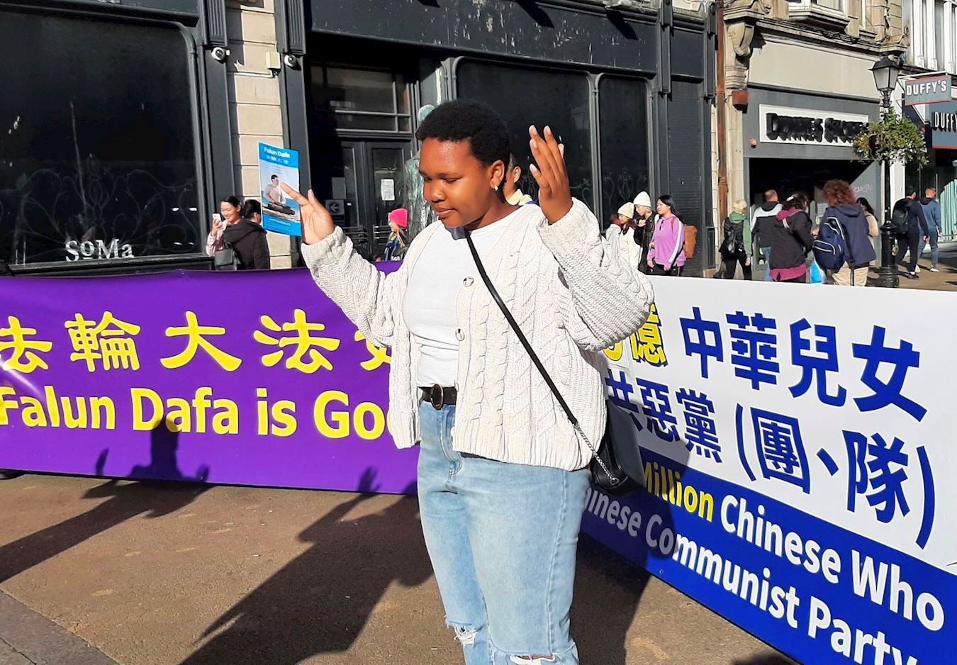 '图11:西人女士尝试法轮功第二套功法,感受到巨大能量'
